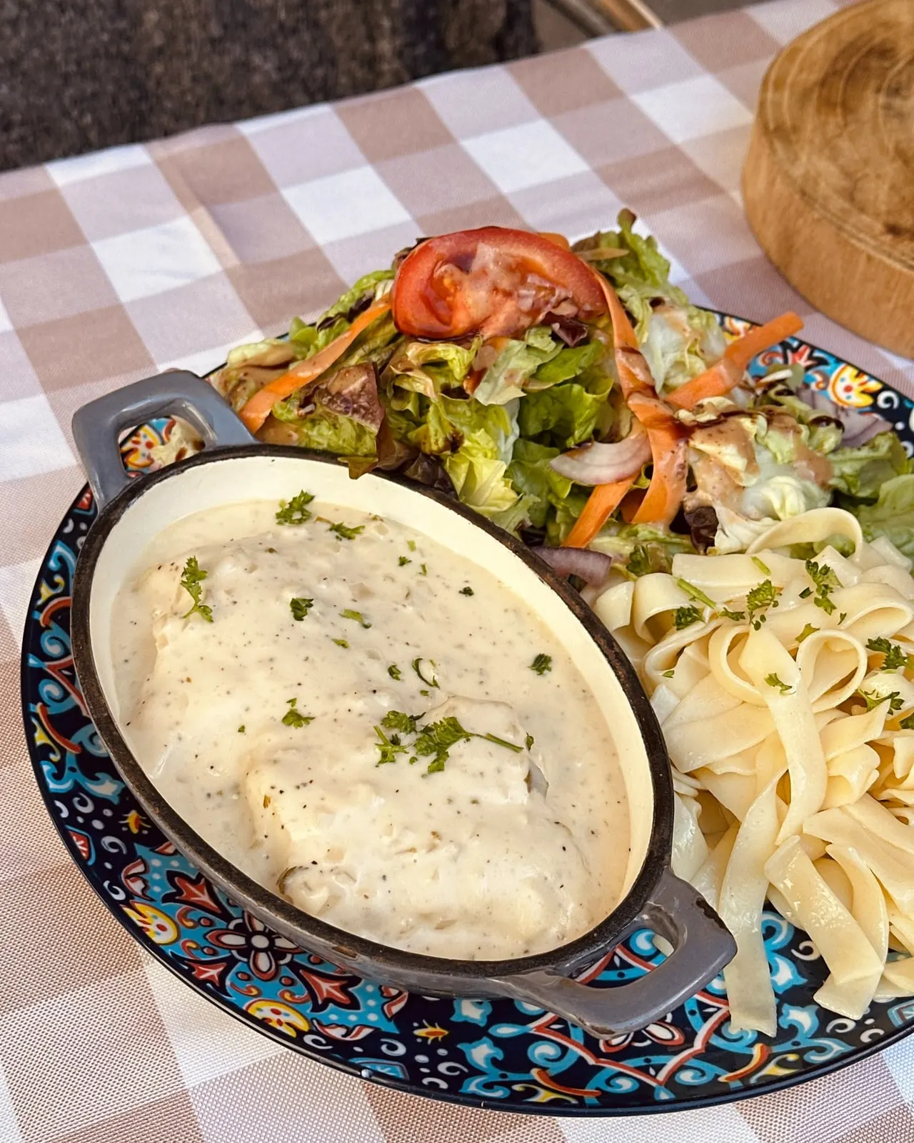 Blanquette de veau en cocotte, tagliatelles et salade sur nappe à carreaux aux Cocottes à Roanne