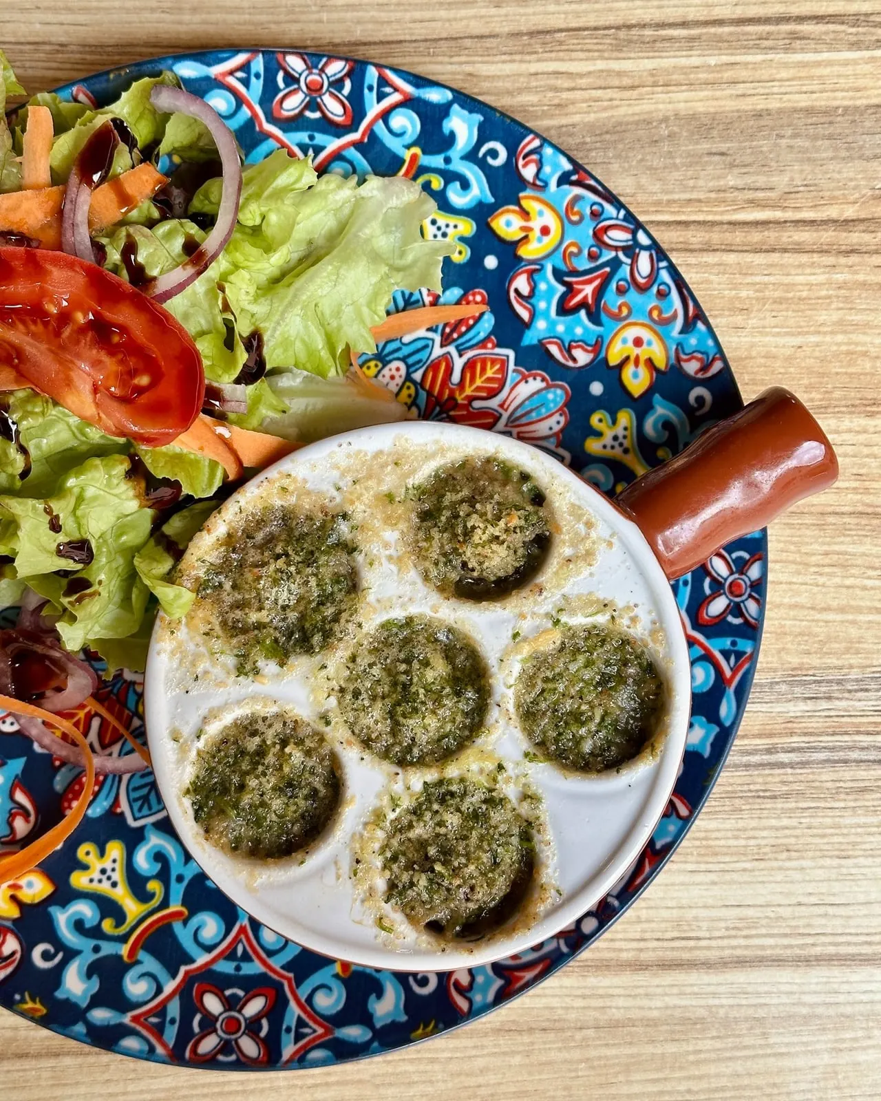 Escargots au beurre persillé et salade verte, entrée du restaurant Les Cocottes à Roanne