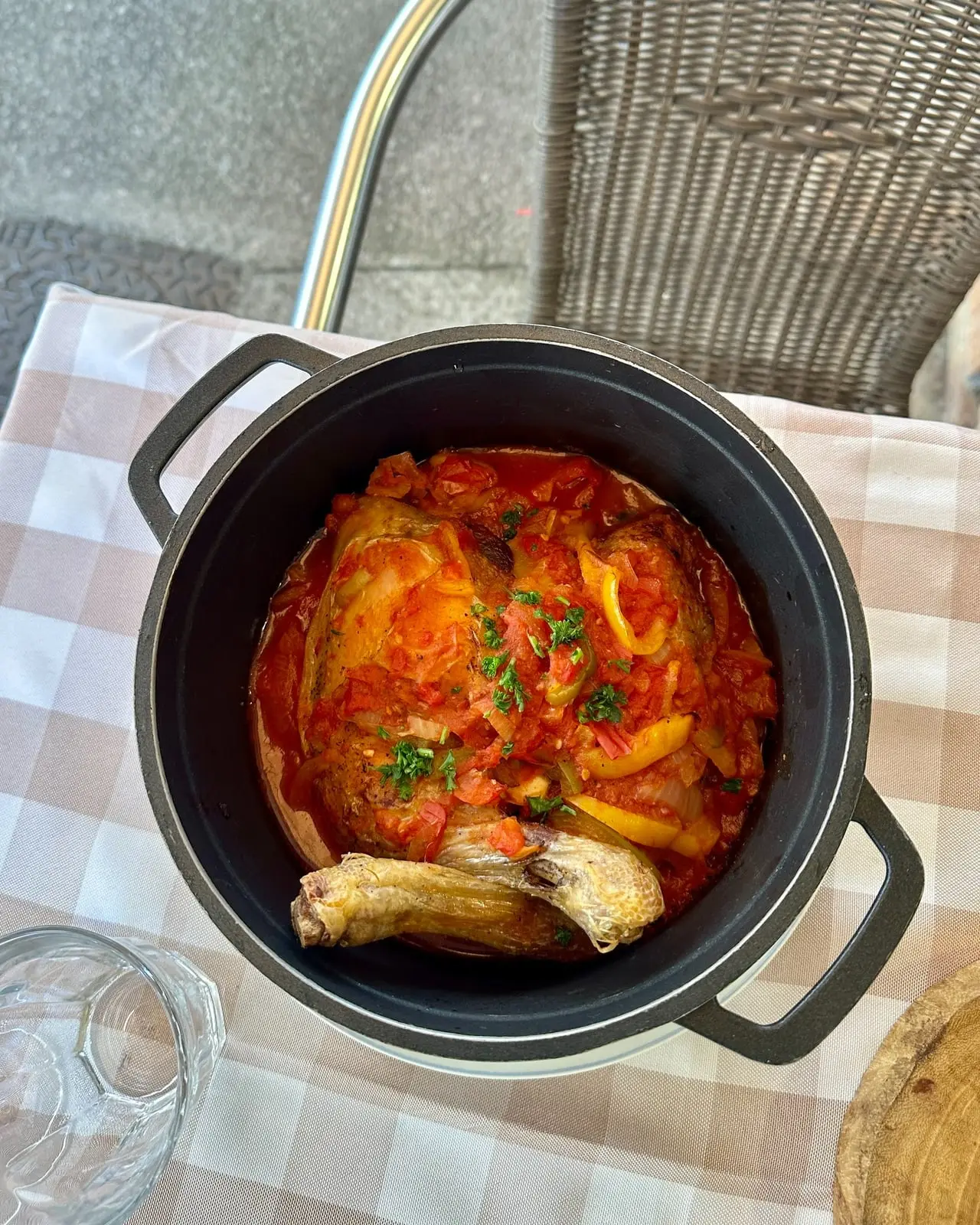 Poulet mijoté à la tomate et aux poivrons servi en cocotte aux Cocottes à Roanne