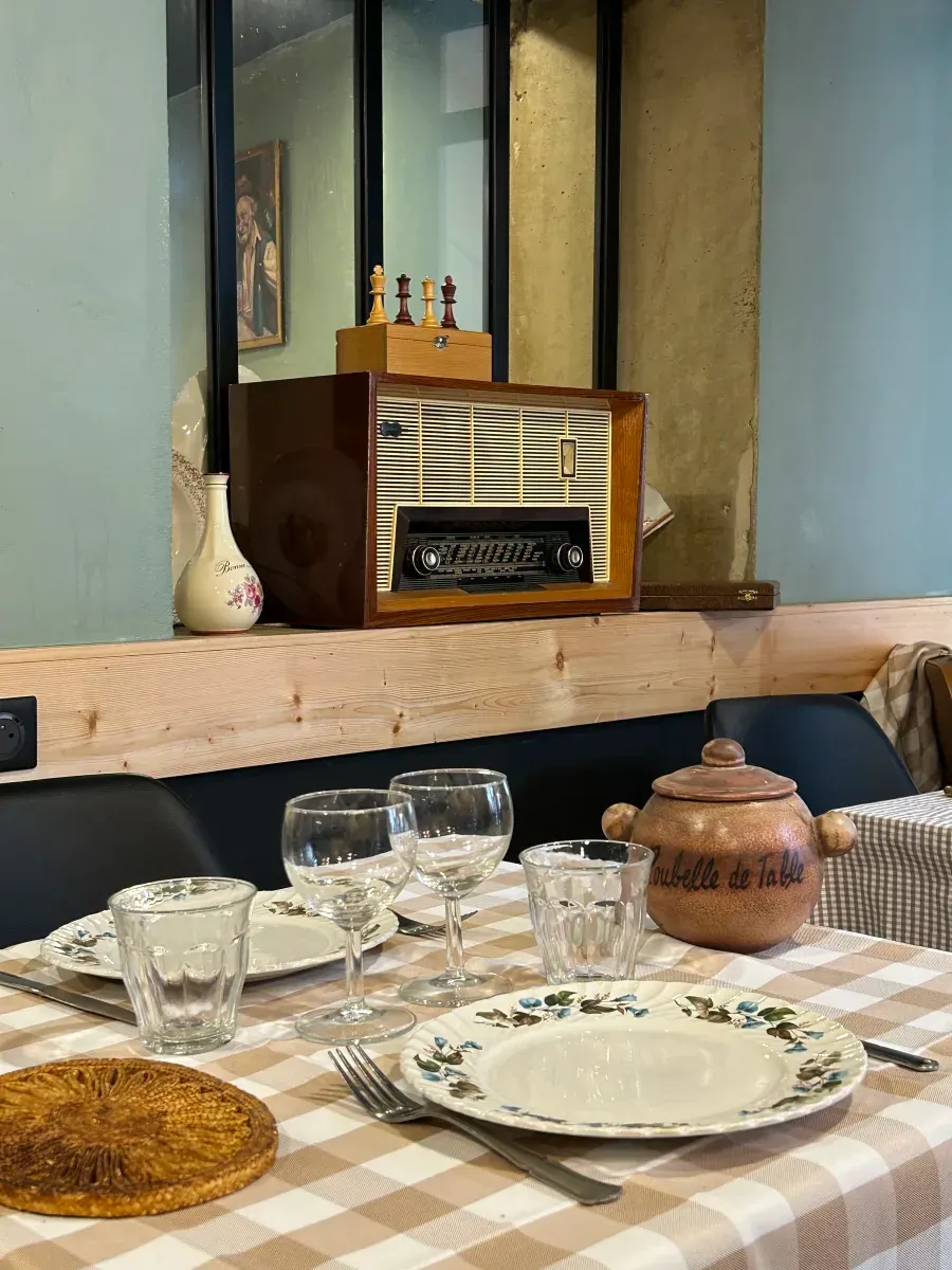 Vieille radio et jeu d’échecs sur une étagère en bois, ambiance vintage des Cocottes