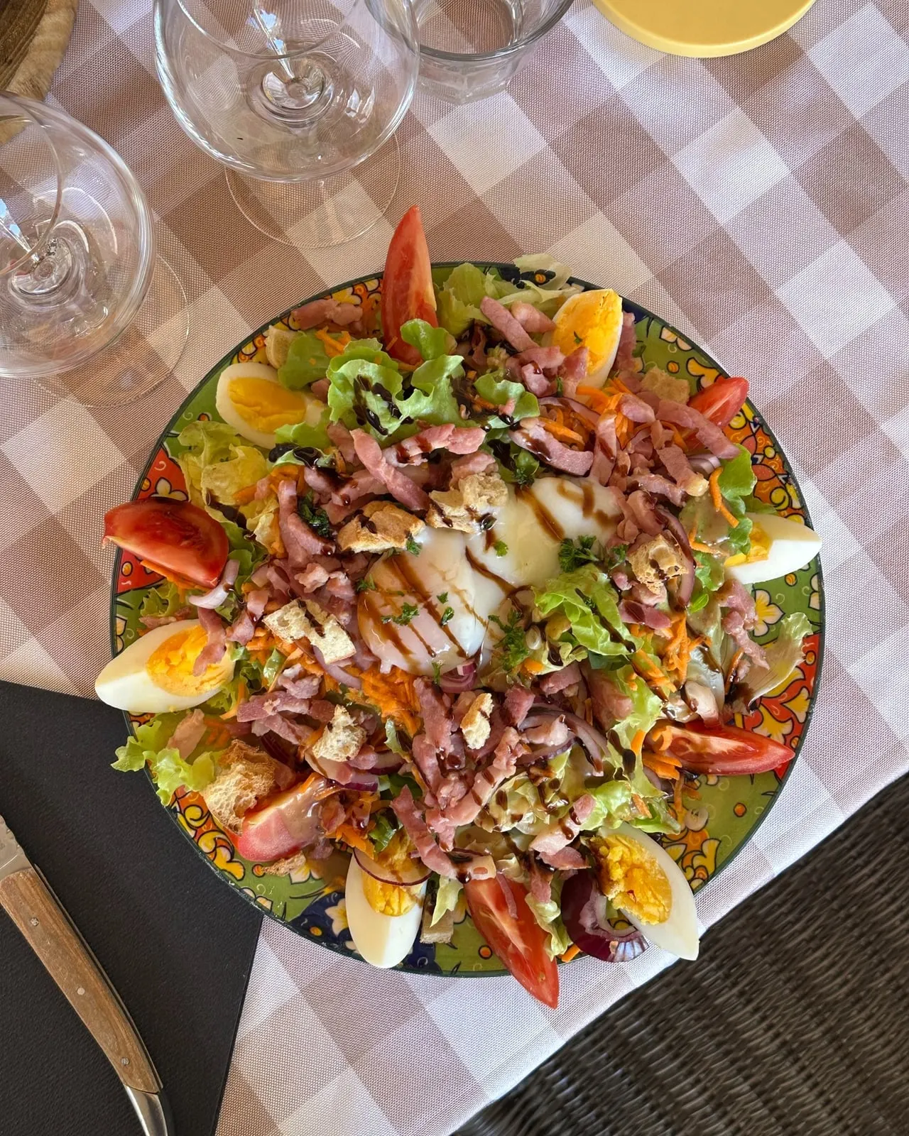 Salade landaise au magret, foie gras et gésiers, sur nappe vichy aux Cocottes à Roanne