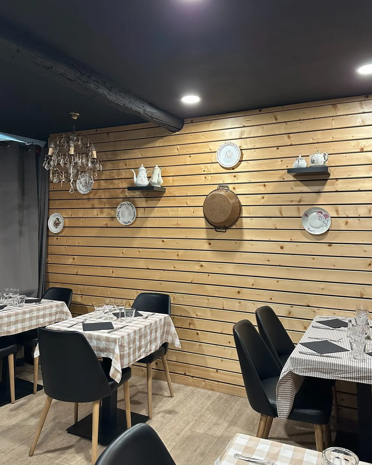 Salle du restaurant Les Cocottes à Roanne, mur en bois, nappes à carreaux et déco vintage