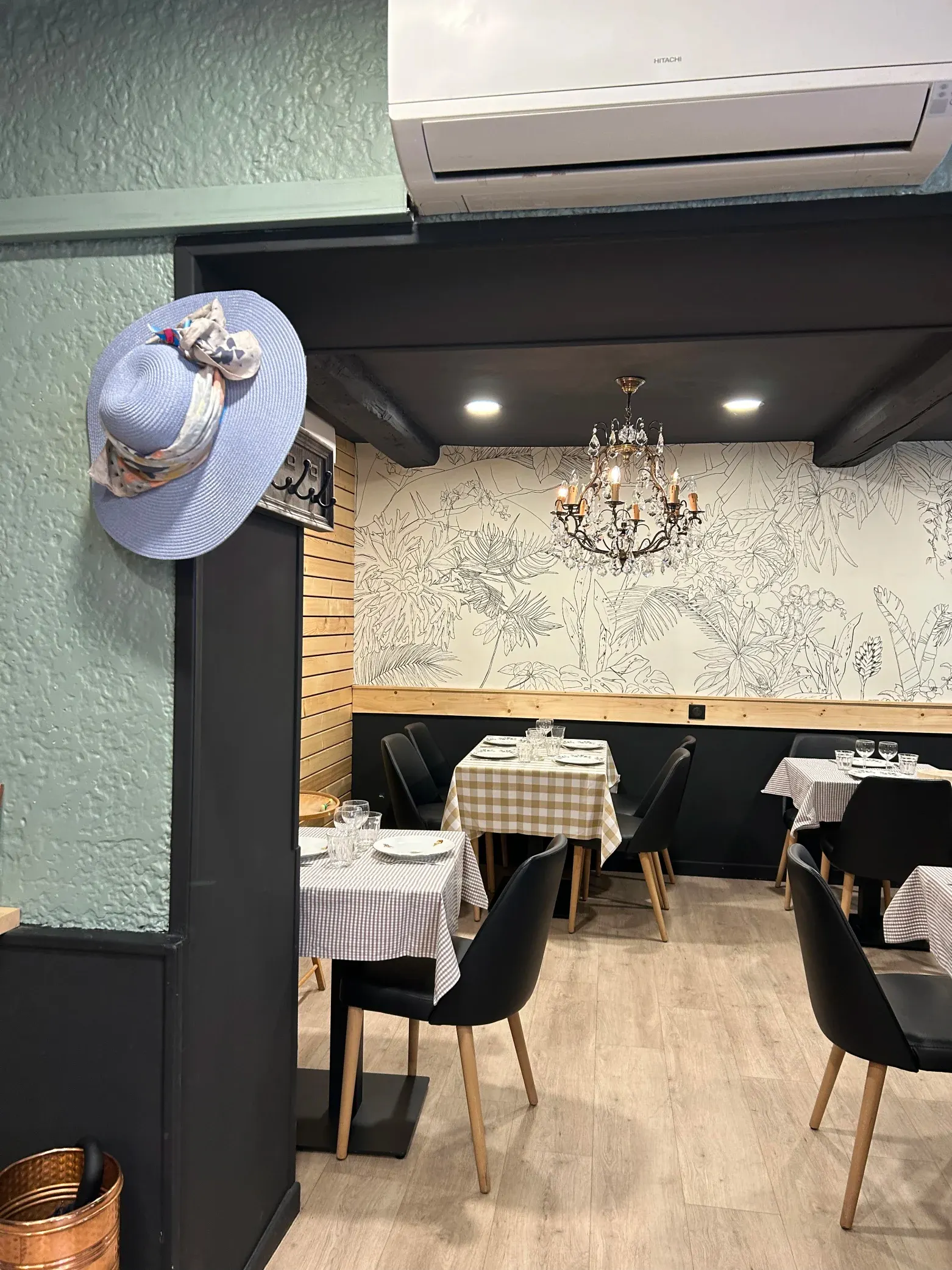 Seconde salle du restaurant Les Cocottes, chapeau et fresque murale