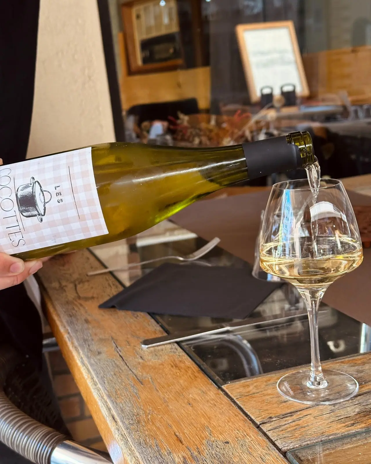 Service d’un verre de vin blanc, cuvée Les Cocottes, au comptoir du restaurant à Roanne