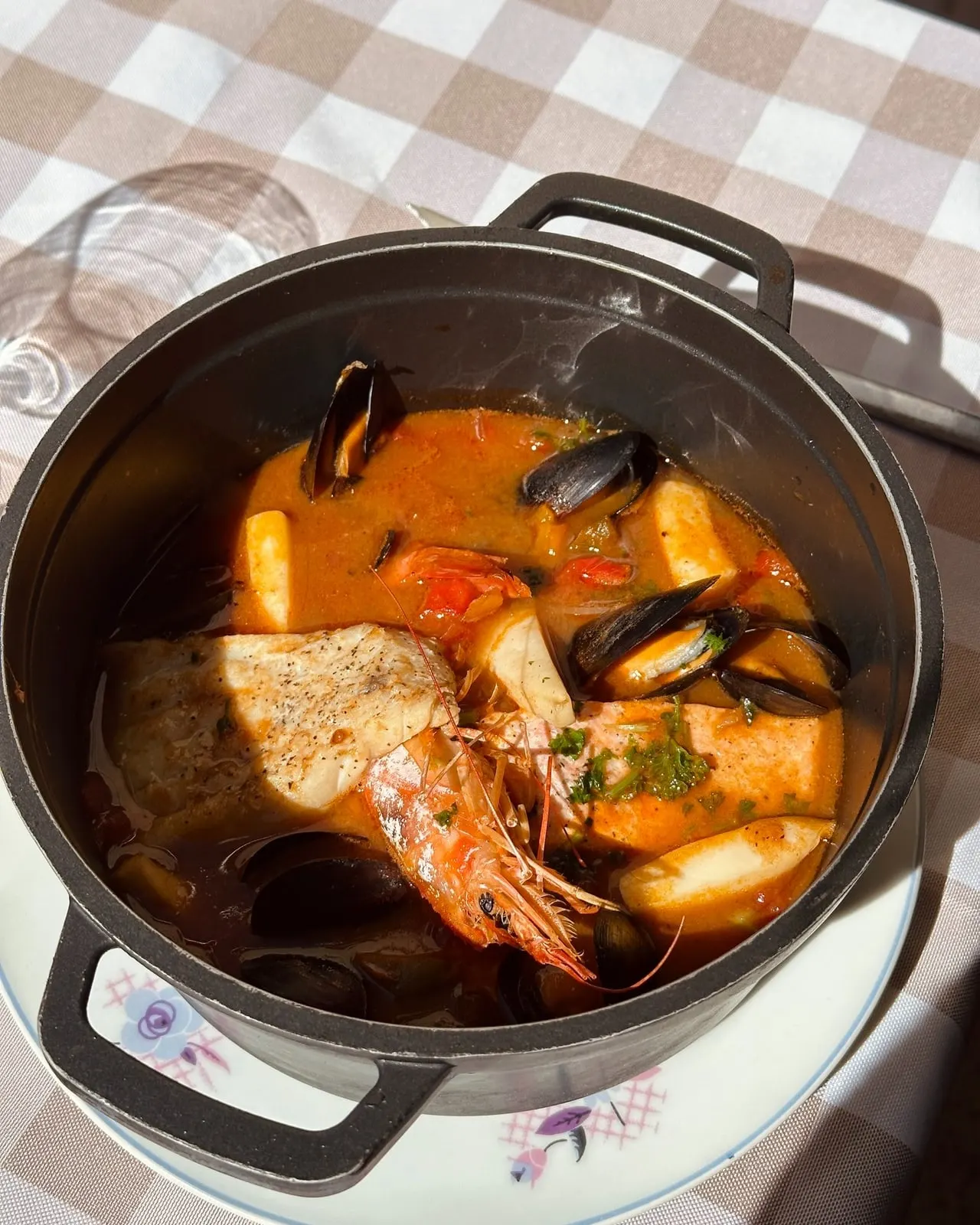 Zarzuela, ragoût de poissons et fruits de mer mijoté en cocotte aux Cocottes à Roanne